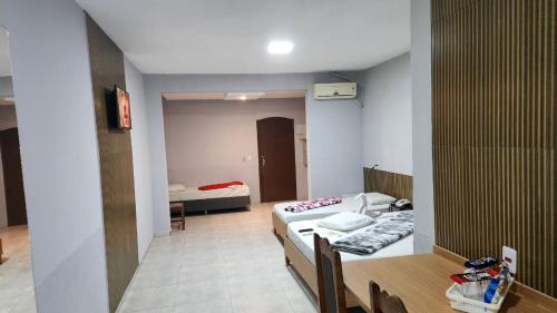 Postel nebo postele na pokoji v ubytování Flamboyant Hotel