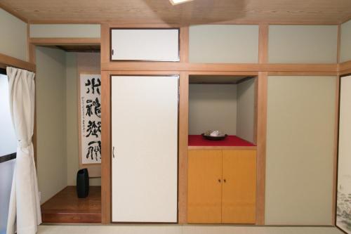 a room with a closet with a red counter at Shinagawa-ku - House - Vacation STAY 19990 in Tokyo