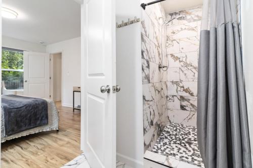 Et badeværelse på Spacious Midtown Home Steps from Piedmont Park
