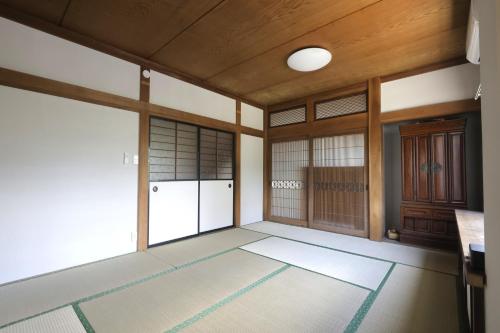 富士吉田市にあるSamurai Hotel - Vacation STAY 22111vのドアと窓のある空の部屋