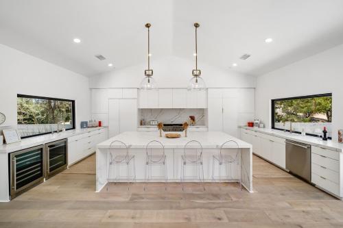 eine große weiße Küche mit einer großen weißen Insel in der Unterkunft Sunset View Luxury Living on 5 Picturesque Acres in Atascadero