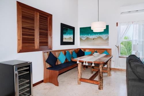 Χώρος καθιστικού στο Residences at Barrier Reef 10-1C Oceanfront 2 BR by Stay Floreo