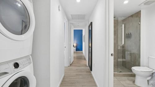 a bathroom with a washing machine and a toilet at Sentral Alea Miami in Miami
