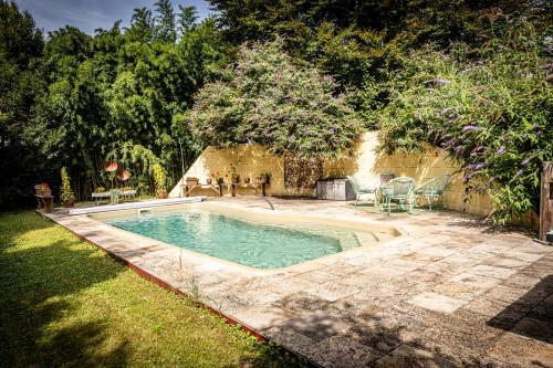 Πισίνα στο ή κοντά στο COUNTRYSIDE & METROPOLIS by JR City Apartments