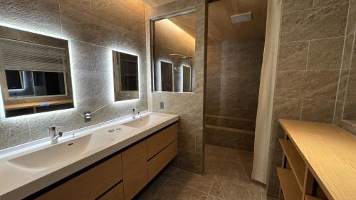 une salle de bain avec un lavabo et un miroir dans l'établissement Trihaku Karuizawa Kagura - Vacation STAY 23735v, à Oiwake