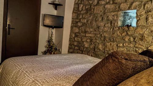 Una cama o camas en una habitación de CAN PINÓS de GUIMERÀ