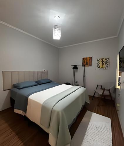 Postel nebo postele na pokoji v ubytování Apartamento Central Confortavel com WiFi Rapido e Lava Seca