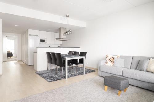 Η κουζίνα ή μικρή κουζίνα στο Modern 2BR apartment W 2 balconies, Metro, Helsinki 15min