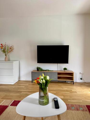 TV a/nebo společenská místnost v ubytování Erholung an den Wasserfällen - Ferienwohnung in Baden-Baden - Stilvolles Apartment mit Terrasse, Parkplatz & ruhiger Lage