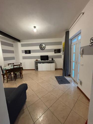 a living room with a couch and a table at Casa Domus Oppiorum in Ca degli Oppi