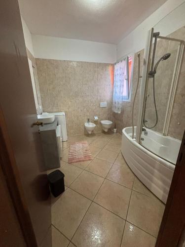 a bathroom with a tub and a toilet and a sink at Casa Domus Oppiorum in Ca degli Oppi