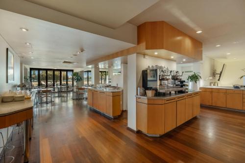 Una cocina grande con gabinetes de madera y pisos de madera. en Crowne Plaza Perth by IHG, en Perth