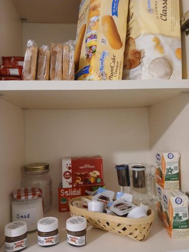 eine Pantryküche mit Regalen mit Lebensmitteln und anderen Artikeln in der Unterkunft appartamento a careggi casa diamante in Florenz