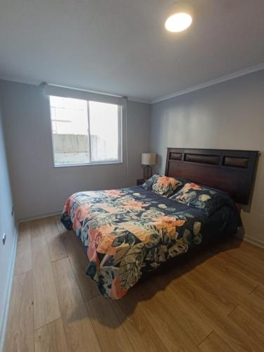 une chambre avec un lit et une fenêtre dans l'établissement Depto 103 barrio universitario con estacionamiento, à Concepción