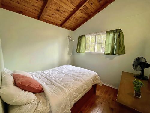 un dormitorio con una cama y una ventana en Ambleside - 2-Bedroom Cottage #10, en Kawartha Lakes