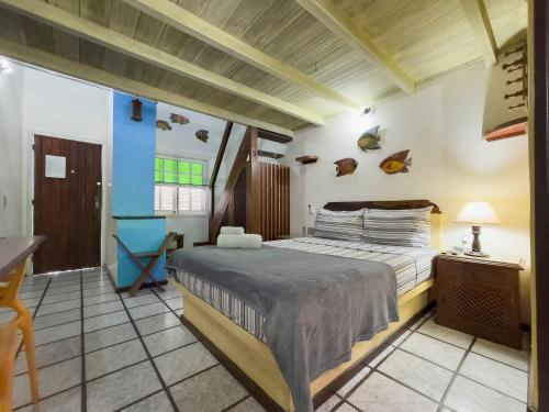 a bedroom with a large bed in a room at Vista Mar em Búzios Praia de Geribá c/ Piscina in Búzios