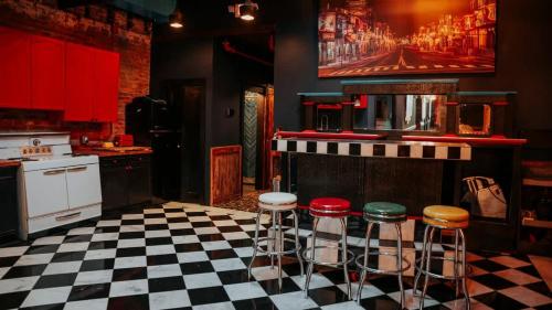 Køkken eller tekøkken på Printers Alley Downtown Mansion