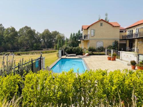 una casa con piscina en un patio en Pont de Val Studio Apartment, en Parys