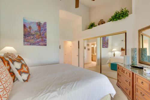 Ένα ή περισσότερα κρεβάτια σε δωμάτιο στο Pool Access and On-Site Golf Palm Desert Retreat!