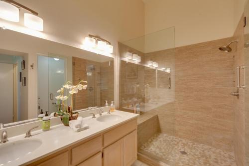 Ένα μπάνιο στο Pool Access and On-Site Golf Palm Desert Retreat!