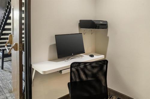 Televisyen dan/atau pusat hiburan di Best Western Shippensburg
