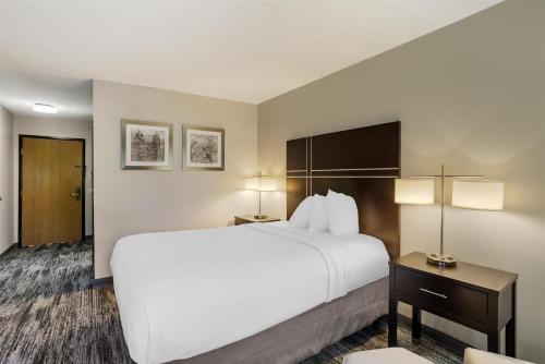 Katil atau katil-katil dalam bilik di Best Western Shippensburg