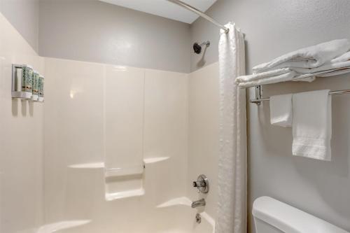 Bilik mandi di Best Western Shippensburg