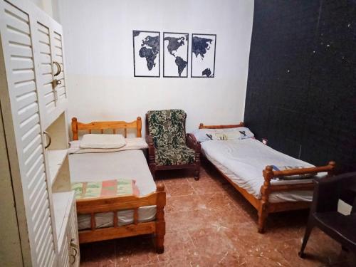Llit o llits en una habitació de Hi motel