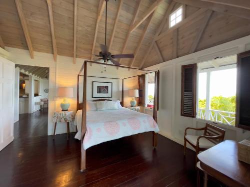 Letto o letti in una camera di Hermitage Nevis