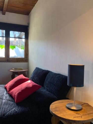 a living room with a couch and a table with a lamp at Finca La Pichona in Los Árboles
