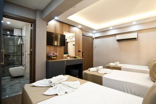 Una habitación de hotel con dos camas y un baño. en Grand Bagoz Hotel, en Estambul