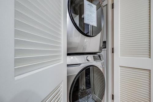 a laundry room with a washer and dryer at Lively 2Bd 2Bth condo AC 5 min walk to beach in Lahaina