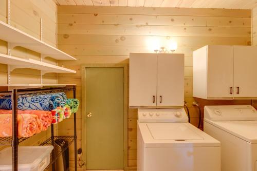 Η κουζίνα ή μικρή κουζίνα στο 1 Mi to Beach and Golf Course! Lake Almanor Cabin