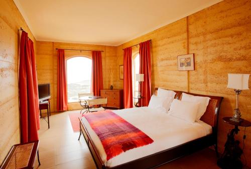 um quarto com uma cama, uma secretária e uma janela em Sky House Kangaroo Island em Stokes Bay