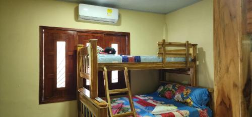 Un pat sau paturi într-o cameră la Villa Lexis