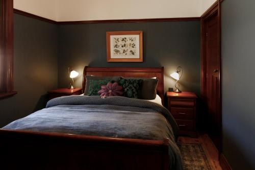 Un dormitorio con una cama grande y dos lámparas. en Barbour House, en Gunning