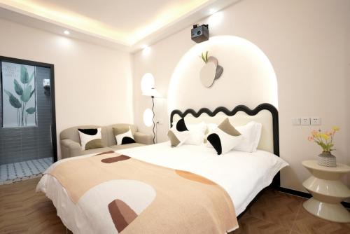 Katil atau katil-katil dalam bilik di Chuxin Moshe Hotel--Free shuttle bus service from PuD'ong Airport and Disneyland is available
