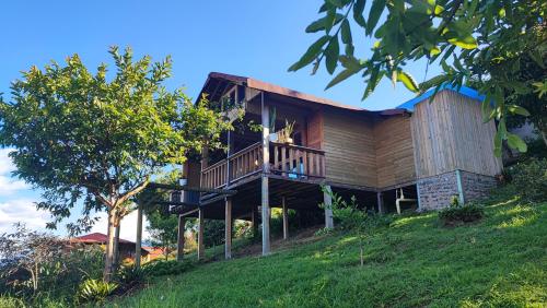 a house with a deck on a hill at Glamping La Sucursal del Cielo in Támesis