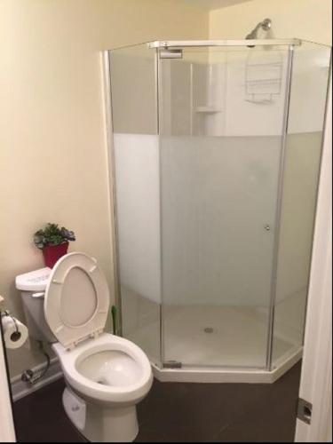 Bilik mandi di Spacious Guest Suite with Private Bath - Close to Toronto Pearson Airport