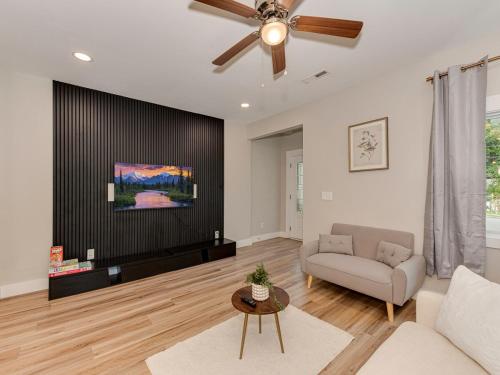 Posezení v ubytování Charlotte 5 Bedroom Home with Hot Tub, Patio, TV and Board Games Close to Uptown, Airport, Dining and Entertainment - Spacious Family Friendly!