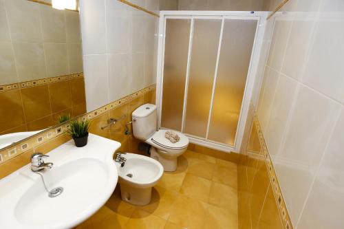 a bathroom with a sink and a toilet at Reus mediterrani in Vilafortuny