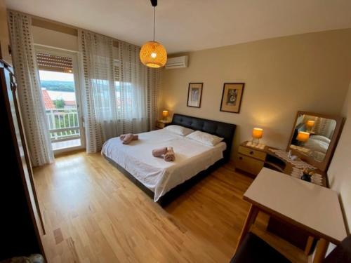 Un dormitorio con una cama con dos animales de peluche encima. en Apartments with parking space Punat, Krk - 24863, en Punat