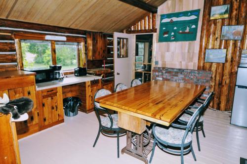 Gallery image of Country Rustic Loghouse at Teepee Meadows in Valemount
