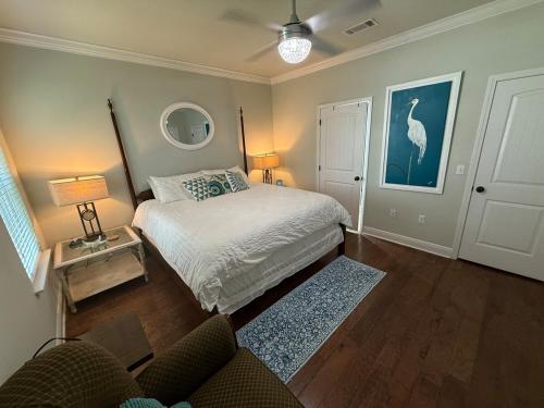 サンタ・ローザ・ビーチにあるSanta Rosa Beach Simple and Peaceful Livingのベッドとテーブルと椅子のある寝室