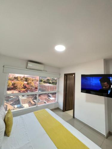 TV o dispositivi per l'intrattenimento presso Aparta Suites la Flora Flora-Piscina-Jacuzzi