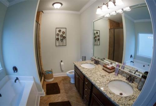 サンタ・ローザ・ビーチにあるSanta Rosa Beach Simple and Peaceful Livingの洗面台が2つと大きな鏡があるバスルーム