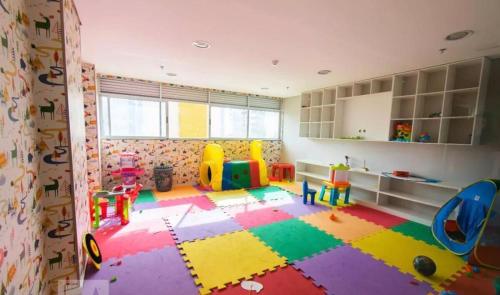 a room with a play room with a colorful floor at Luxury apartment next to Águas Claras Shopping Mall in Brasilia