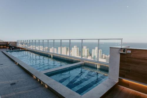 イタパリカにある2Q moderno c/ Piscina e Academiaの建物の屋上にあるプール