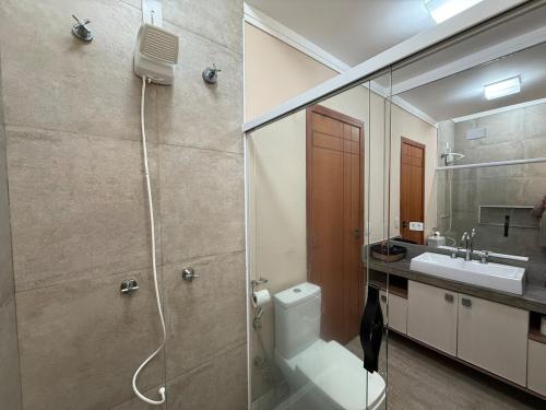 a bathroom with a shower and a toilet and a sink at Oka Tupis - casa de luxo para executivos c sauna e piscina aquecida in Santa Bárbara dʼOeste