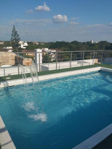 Piscina di Aparta Suites la Flora Flora-Piscina-Jacuzzi o nelle vicinanze